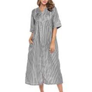 Casual Nights 3X Plus Size Black White Seersucker Zipper Maxi House Dress Robe